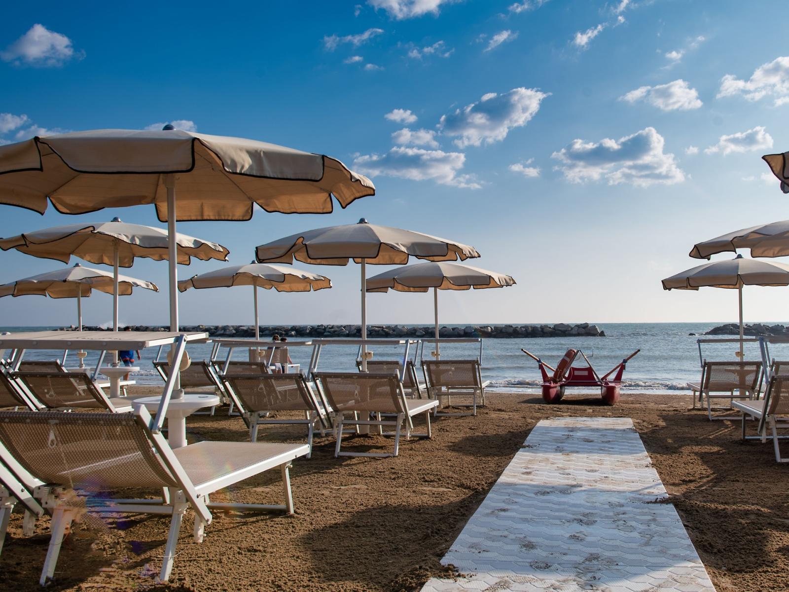 Caro-ombrellone 2025: prezzi in salita, prenotazioni in calo e strategie d'emergenza sulle spiagge italiane