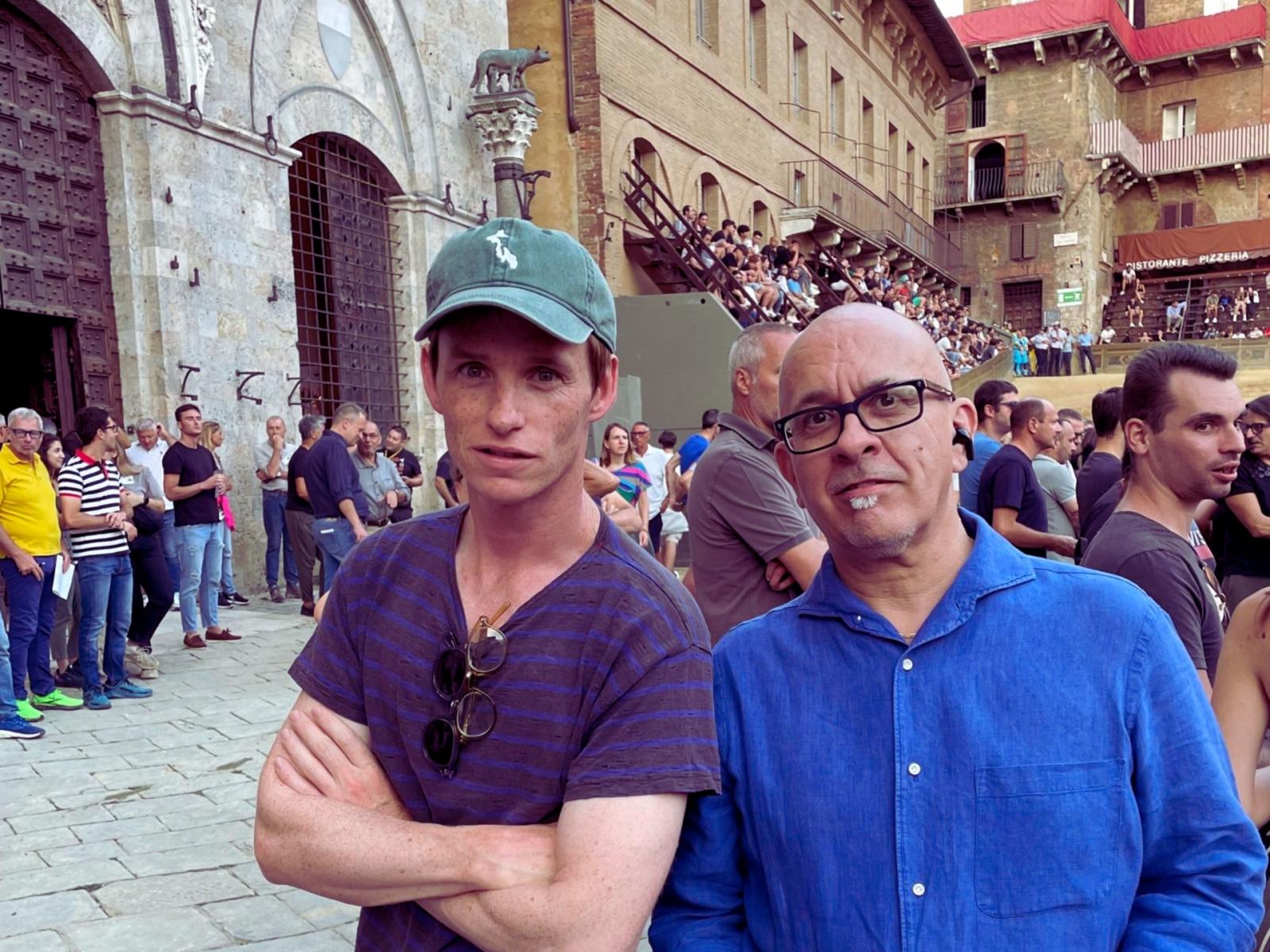 Palio di Siena, all'alba spunta Eddie Redmayne: attese e indiscrezioni tra Piazza del Campo e star globali