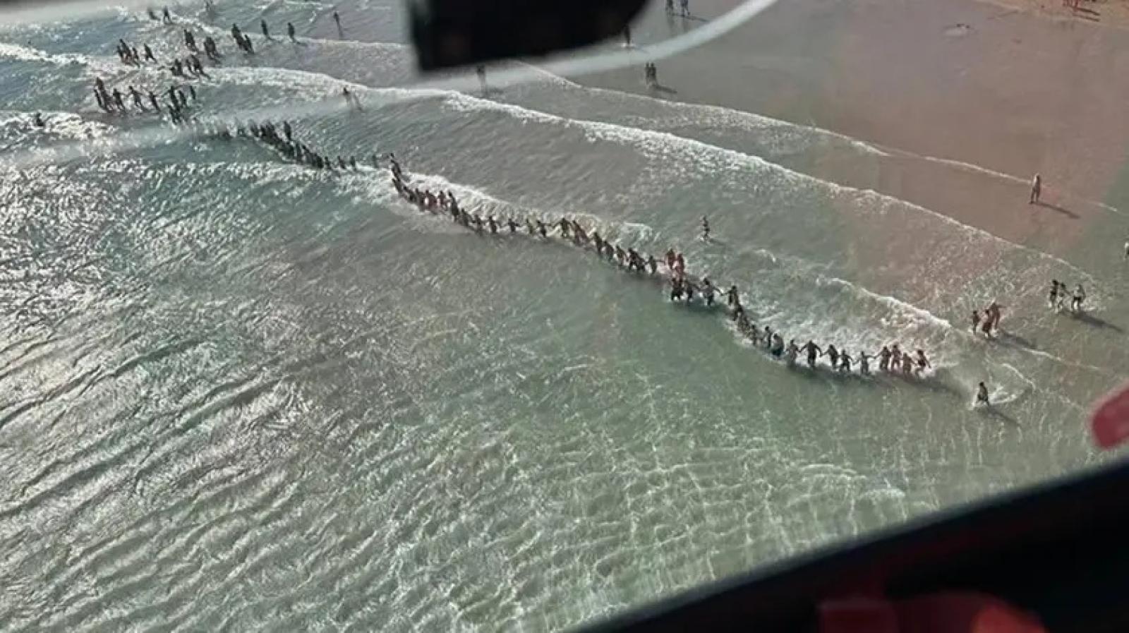 cavallino-treporti, bimbo di 6 anni scompare in mare: spiaggia in catena umana, elicottero e sommozzatori in azione