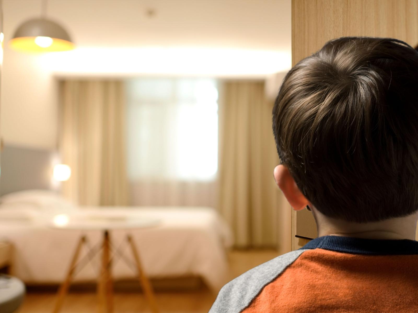 passeggiata notturna a Roma, bimbo di 4 anni trovato solo: madre denunciata