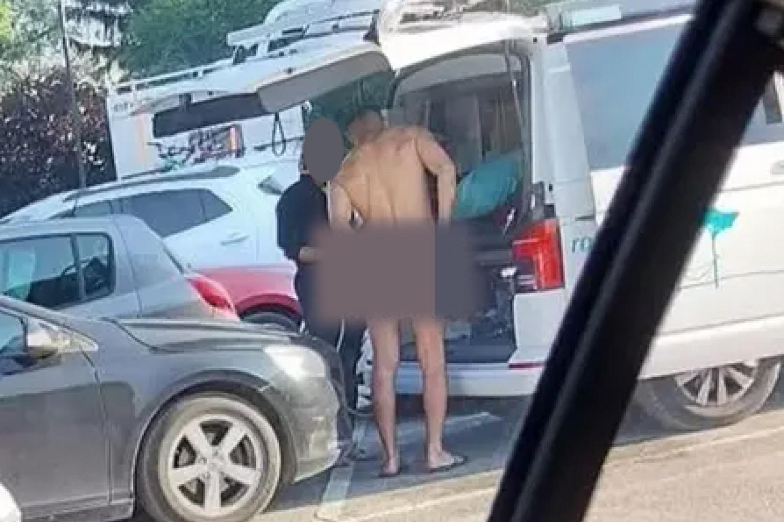 Nudo in centro a Cortina, scatta l&rsquo;allarme decoro: turismo irrispettoso e controlli a tappeto