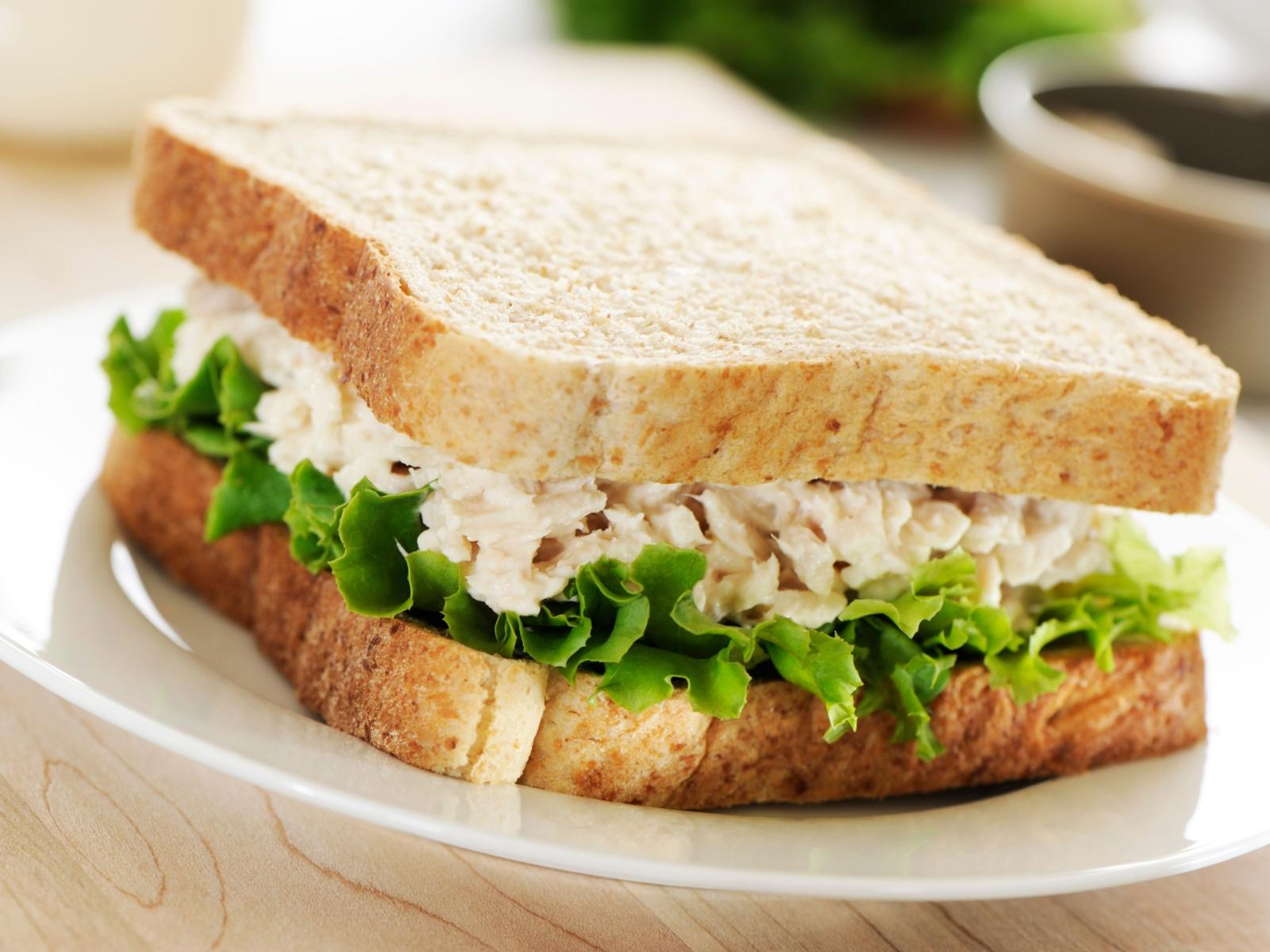 Monopoli, il panino &ldquo;clandestino&rdquo; per il figlio celiaco: il caso che riaccende il dibattito nei lidi