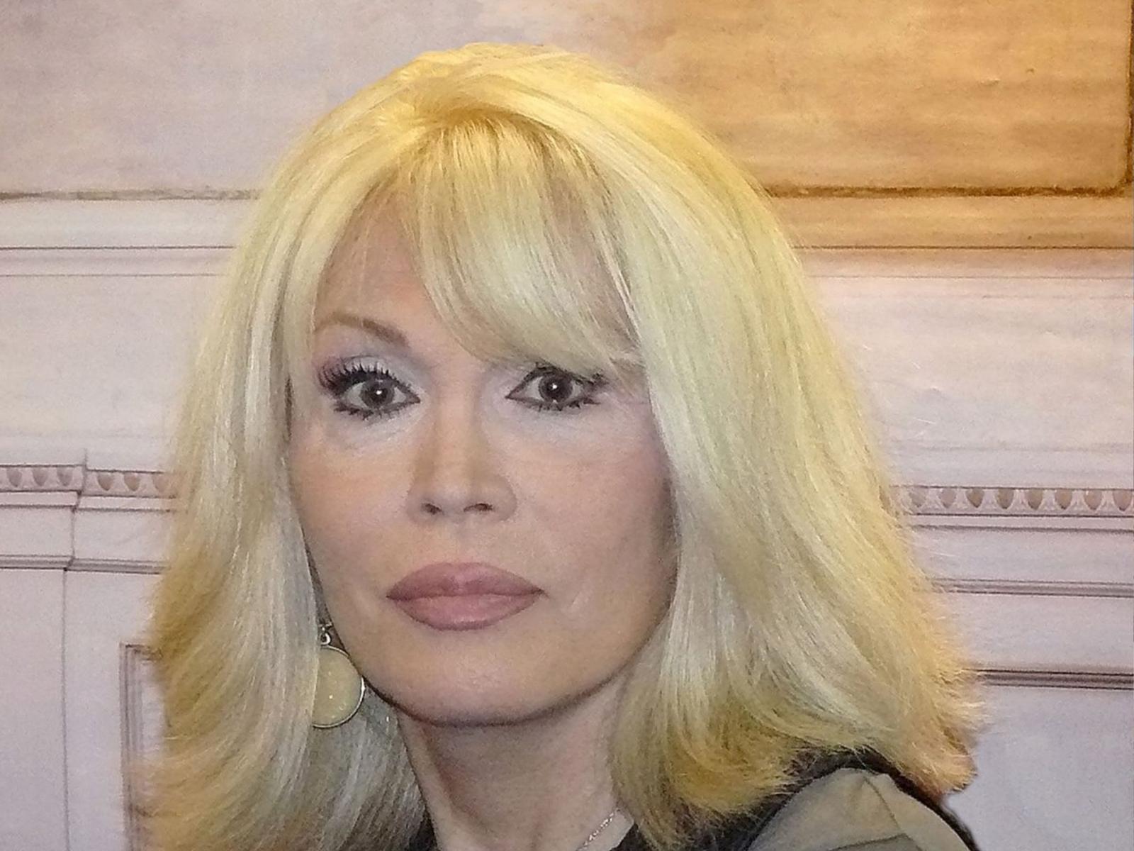 Amanda Lear, &ldquo;Enigma&rdquo; e la bufera su Max: smentite, diffide e il confine tra curiosit&agrave; e diritto di cronaca