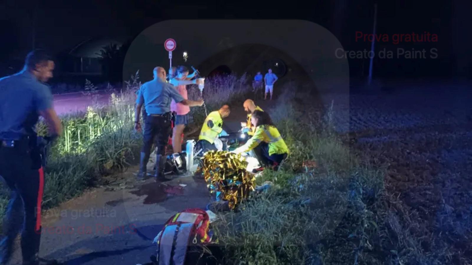 Muore schiantandosi in moto su un palo