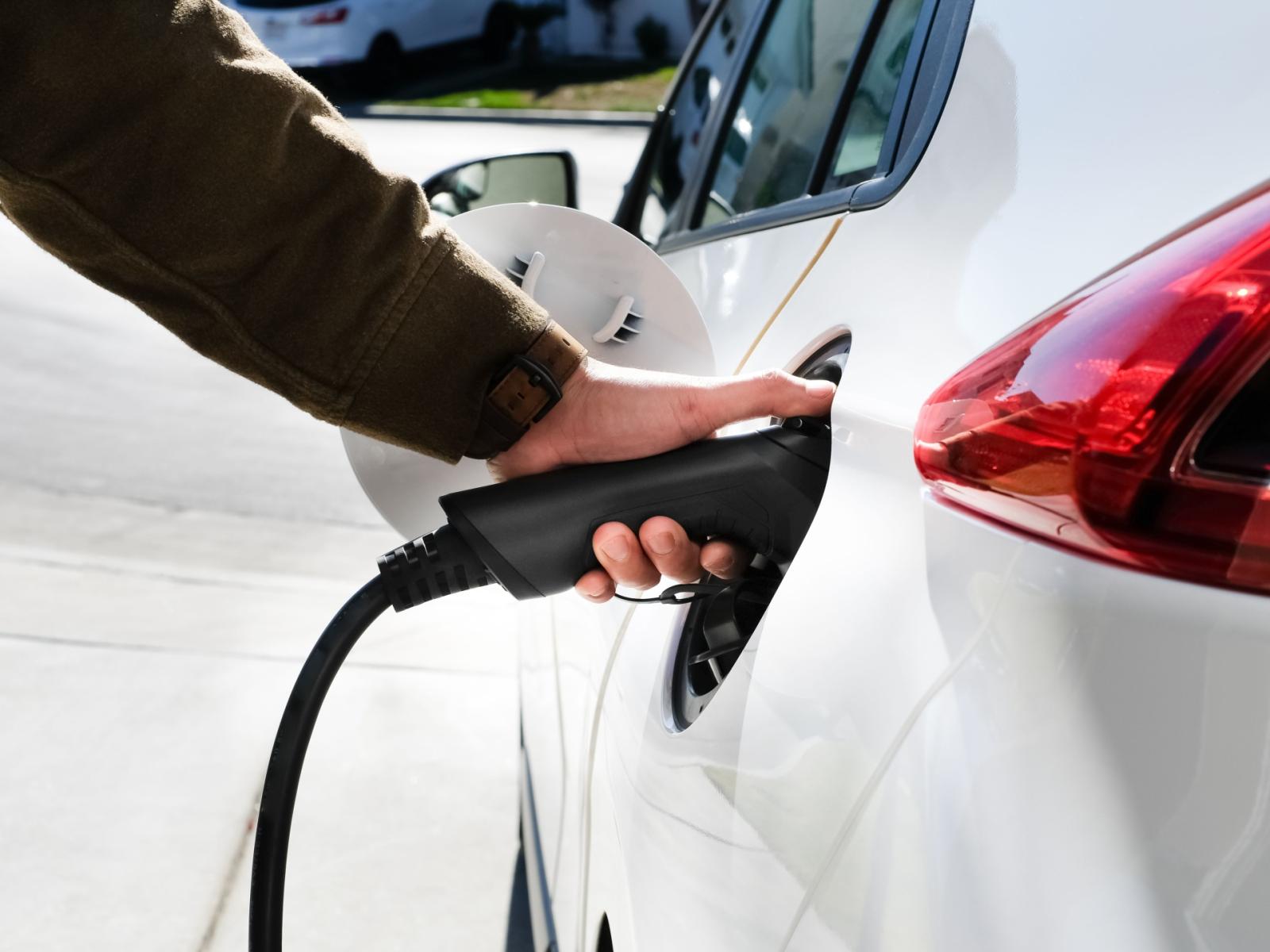 Colonnine e prezzi in calo: l&rsquo;Europa abbraccia l&rsquo;auto elettrica, verso vendite record nel 2025