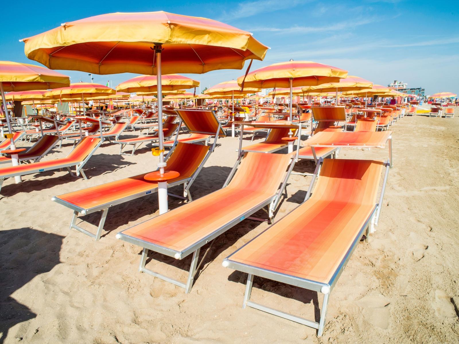 Lettini a 10 euro e spiagge pulite: Mario Tozzi riaccende il confronto Italia-Grecia