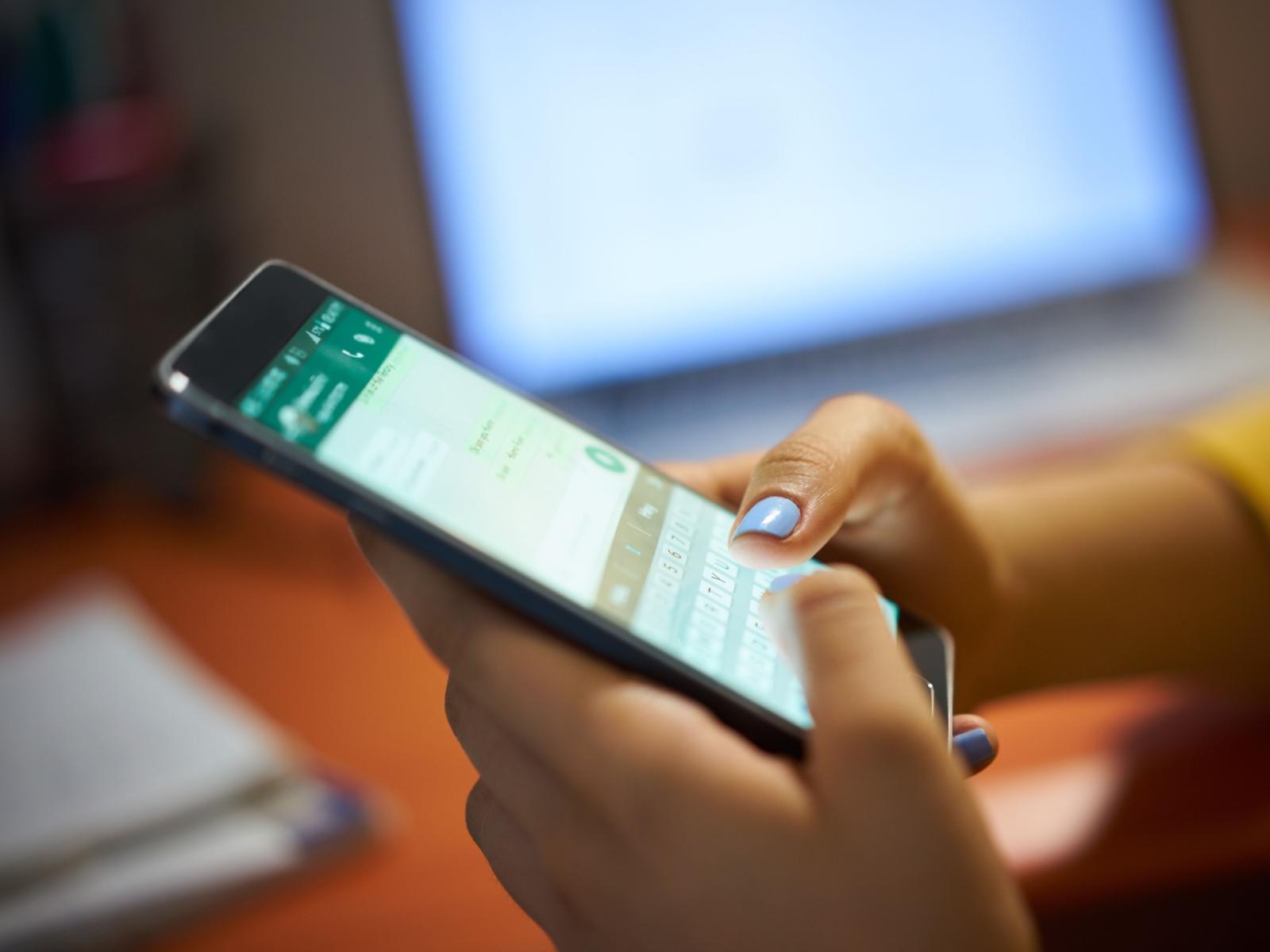 Raffica di vocali su WhatsApp dopo la lite per la casa: condannata per molestie