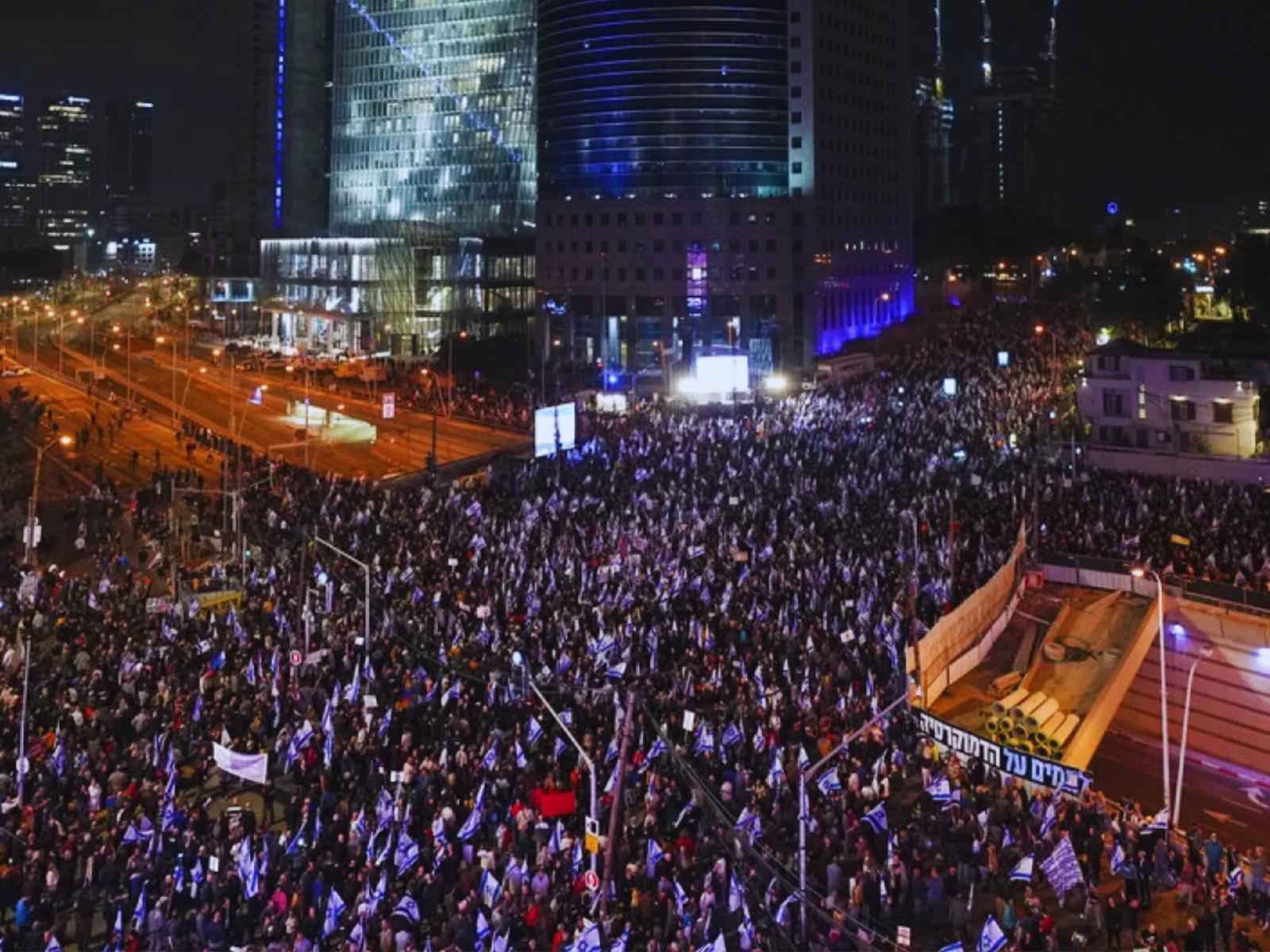 israele in piazza, la spaccatura sul conflitto a gaza: &laquo;basta guerra, liberi gli ostaggi&raquo;