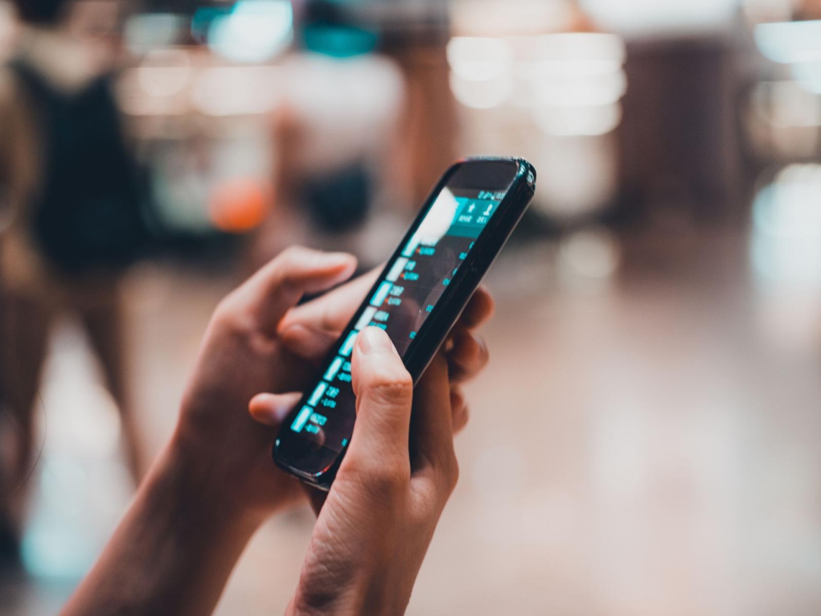 cellulari banditi da settembre: cosa cambia davvero a scuola, tra armadietti, note e sospensioni