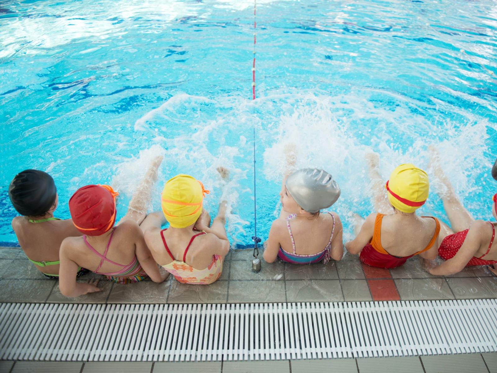 Bambini in acqua: il decalogo che salva vite e i colori che fanno la differenza