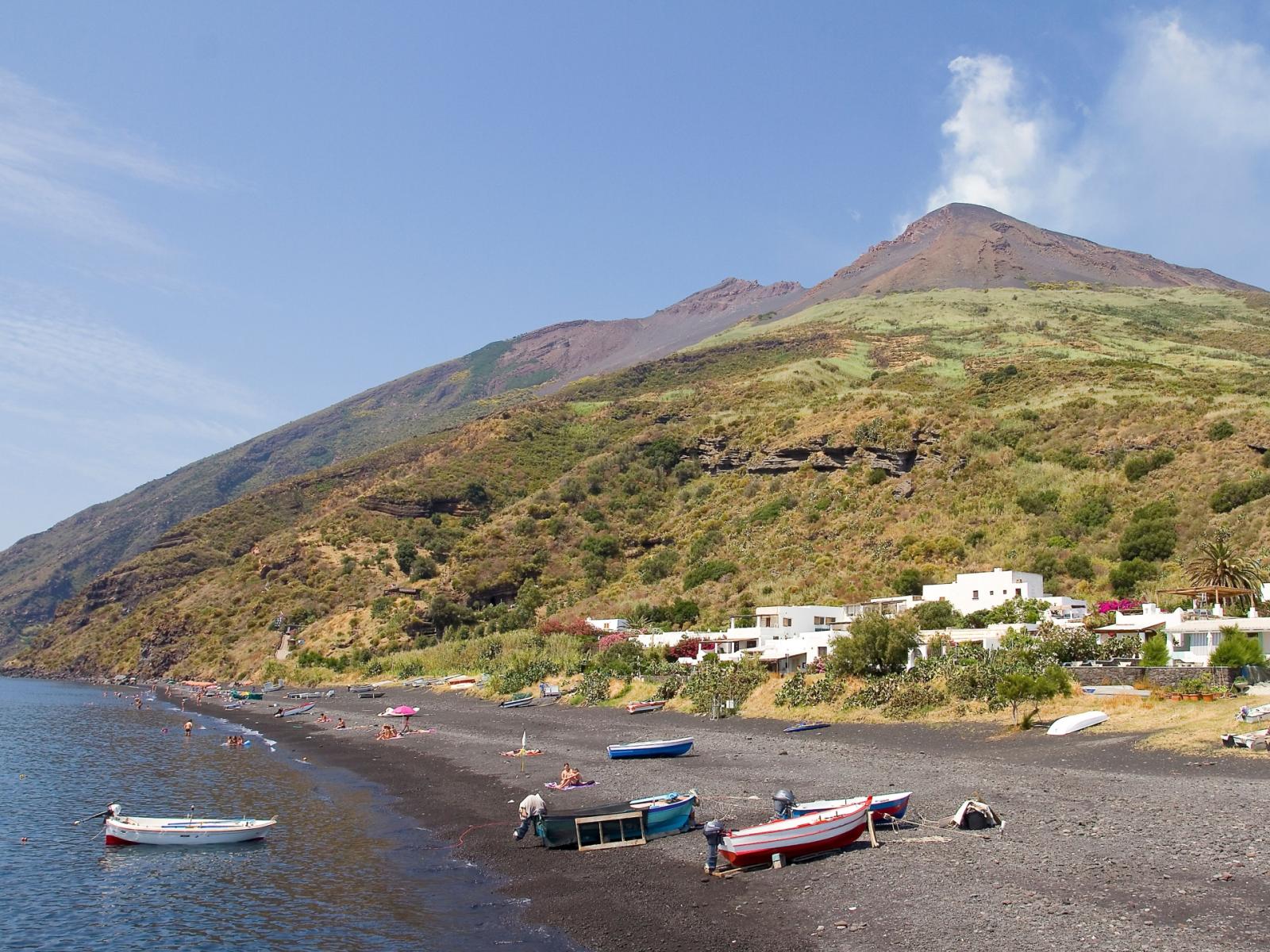 A Ginostra 2.000 capre per 40 residenti