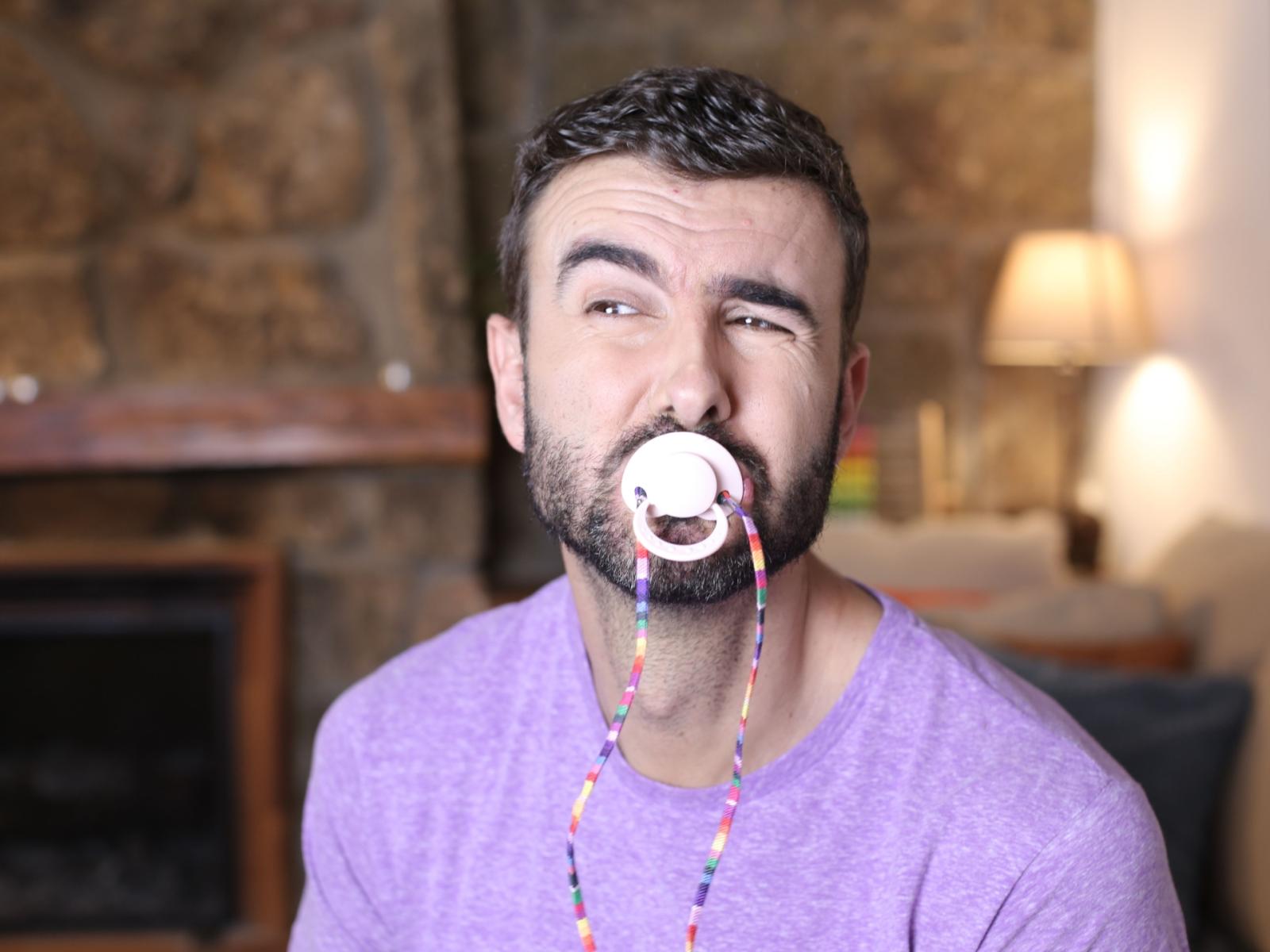 Ciuccio per adulti, boom in Brasile: tra antistress, vip e allarmi dei medici