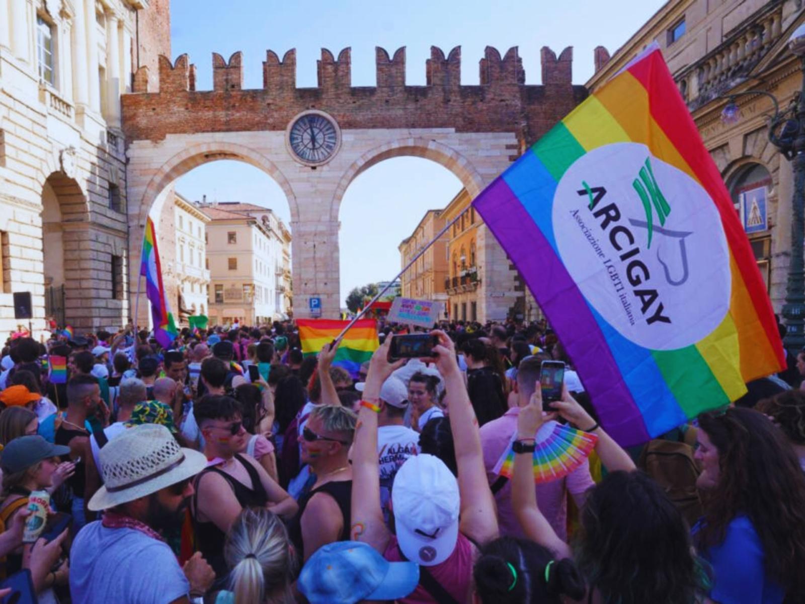 A Verona esplode il caso famiglie arcobaleno: le registrazioni di Tommasi dividono la politica