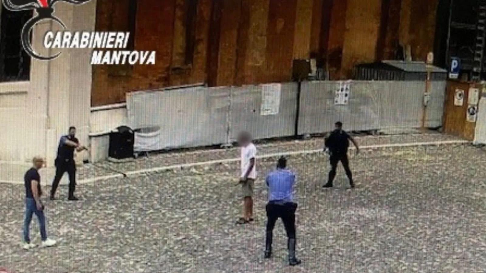 Mantova, panico in centro: 33enne armato di coltello minaccia negozianti e carabinieri, fermato con il taser