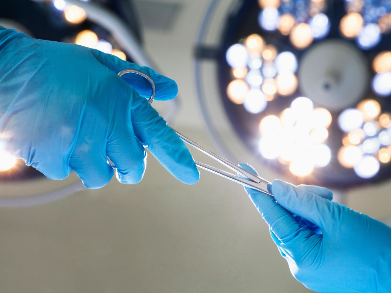 lecce, 85enne in ospedale: lampadina nel retto rimossa dai medici con un delicato intervento