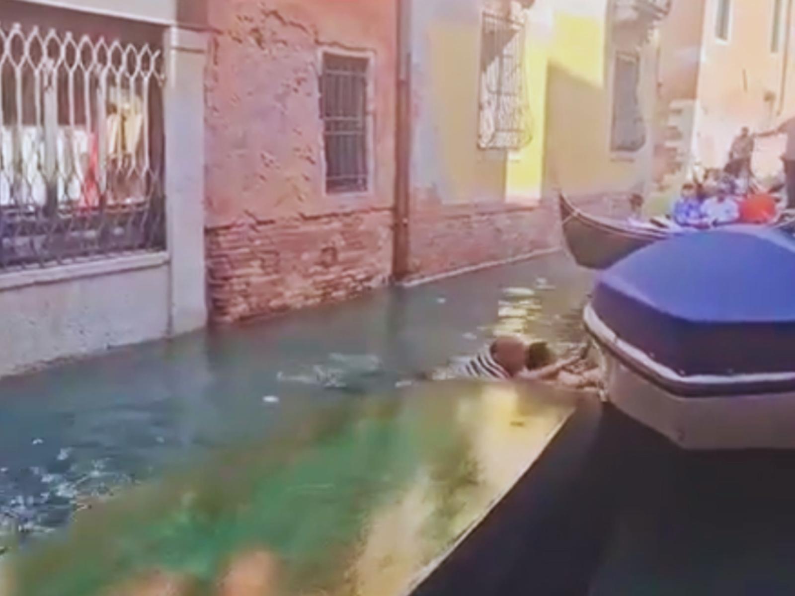 Venezia, si ribalta un&rsquo;altra gondola nel sestiere di Castello: turisti scalano le grate per mettersi in salvo