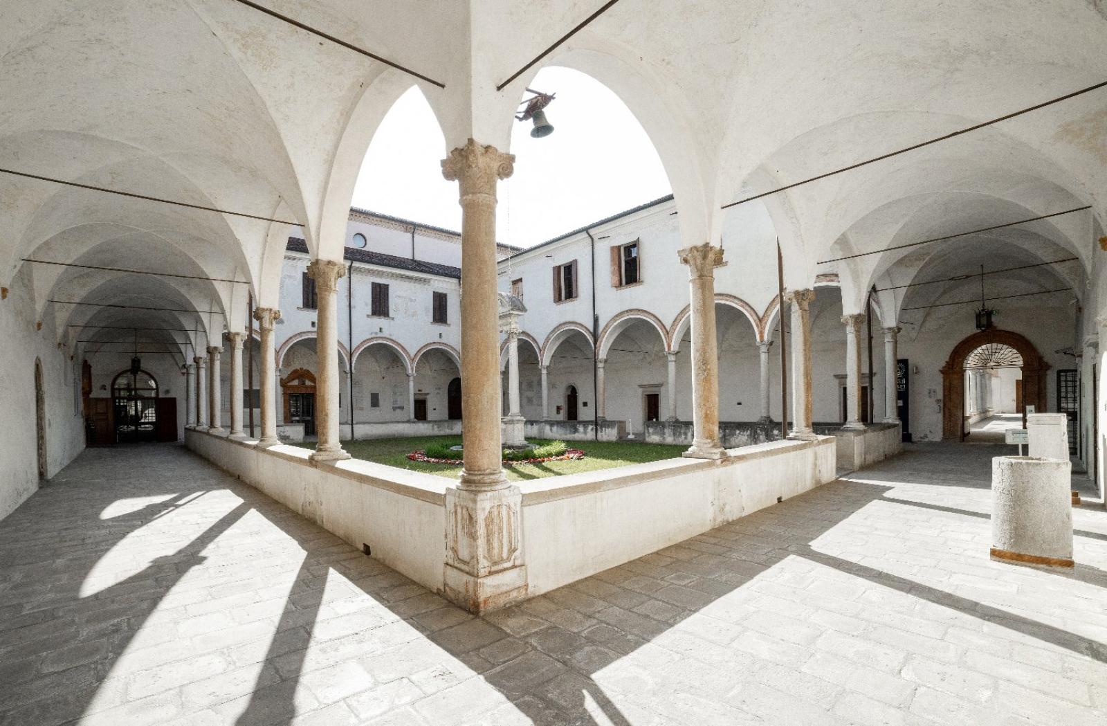 Letture nel chiostro degli Olivetani