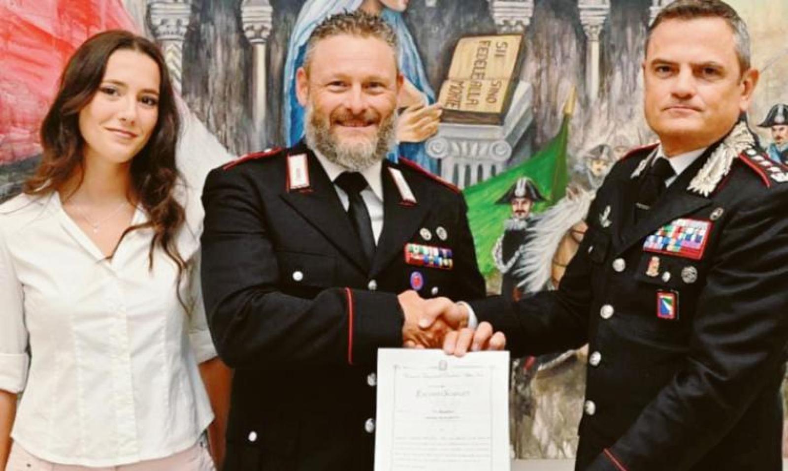 Malore in piscina, militare la salva