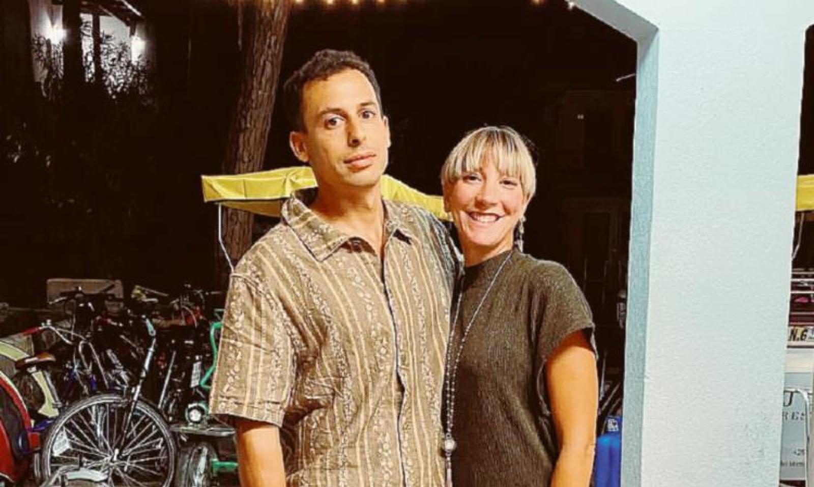 Rogo in negozio, lo domano i vicini