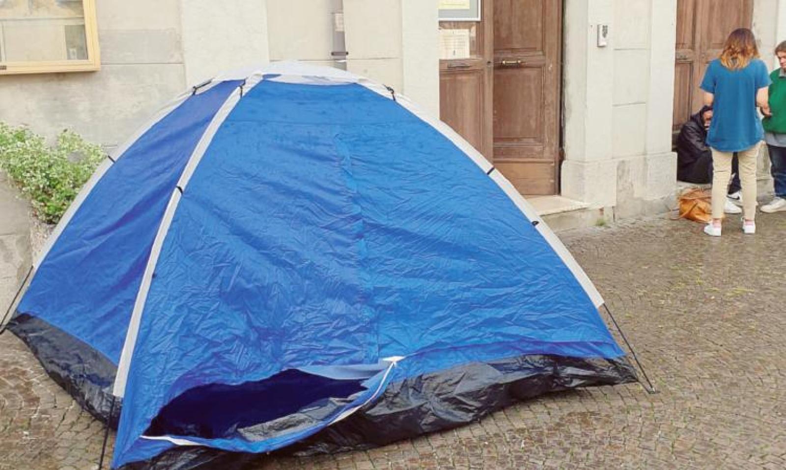 Dorme in tenda, &ldquo;&egrave; stato aiutato&rdquo;