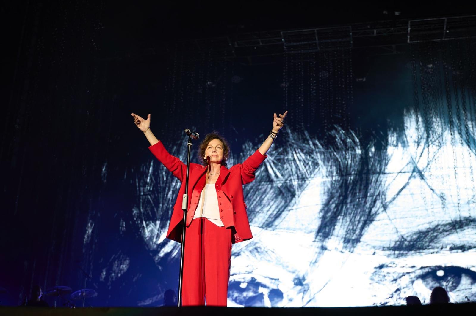 Gianna Nannini, visita a sorpresa al primo giorno del Buskers: premiato Tribal Need