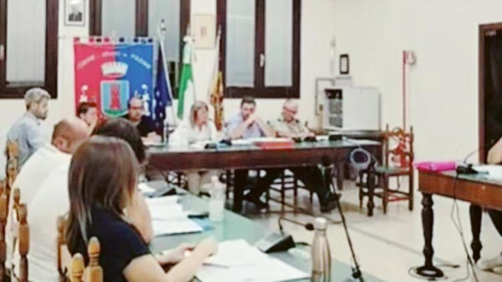 I fanghi infiammano il consiglio