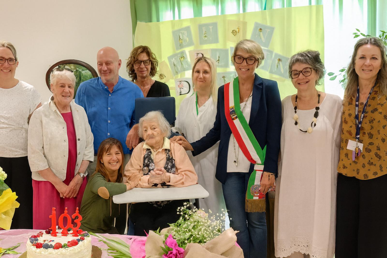 Centotre candeline e una comunit&agrave; in festa: l'abbraccio a Dina Novello al centro Zairo