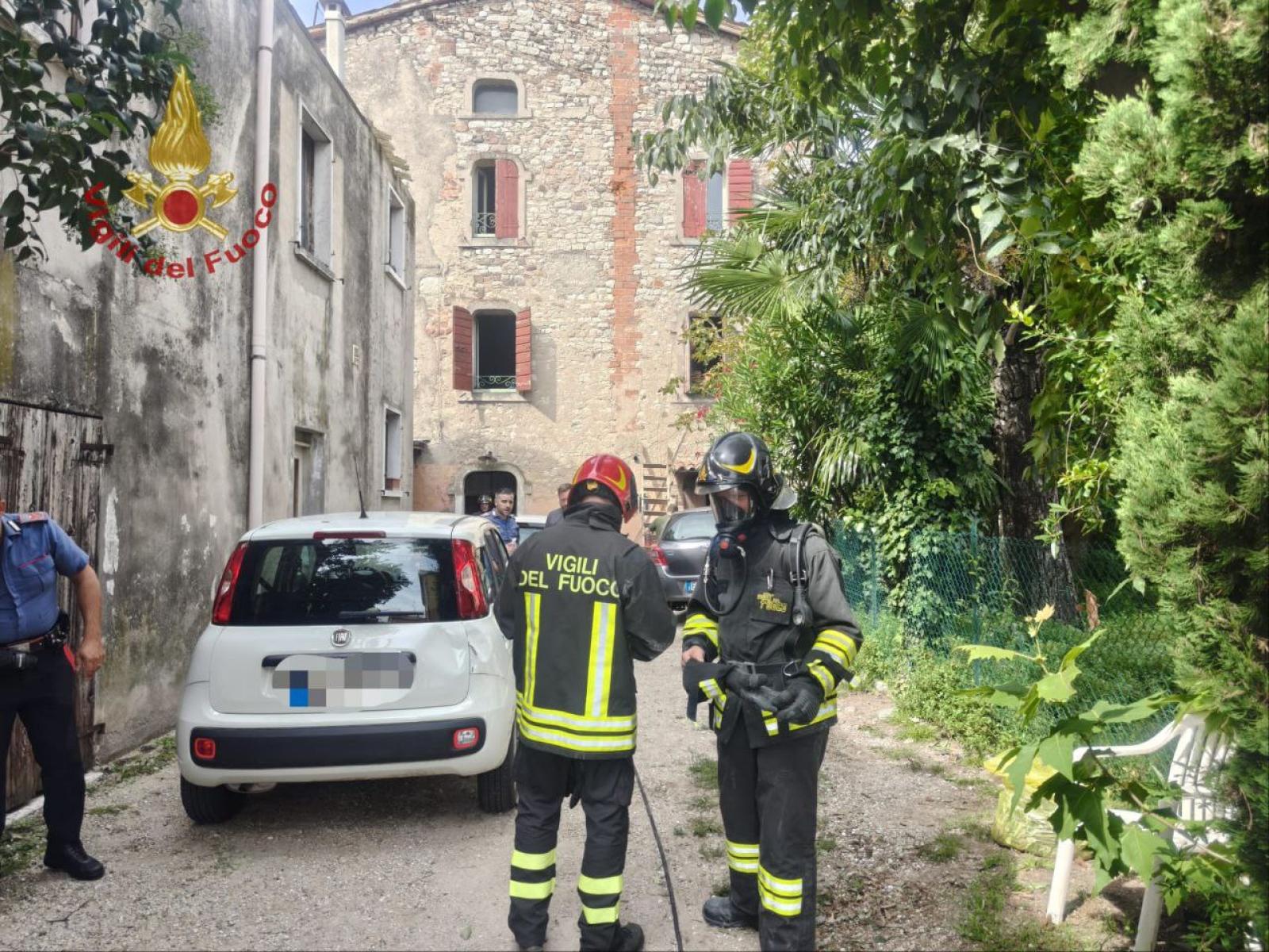 incendio nel centro storico di Lazise: muore una 72enne, intossicato il fratello