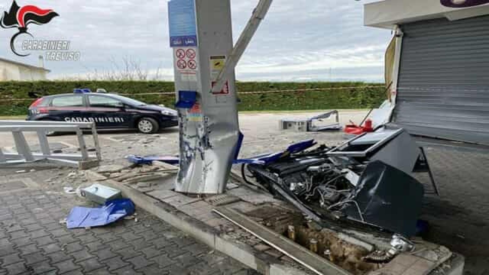 banda delle ruspe, maxi condanna a pordenone: quasi 25 anni per tre trasfertisti romeni