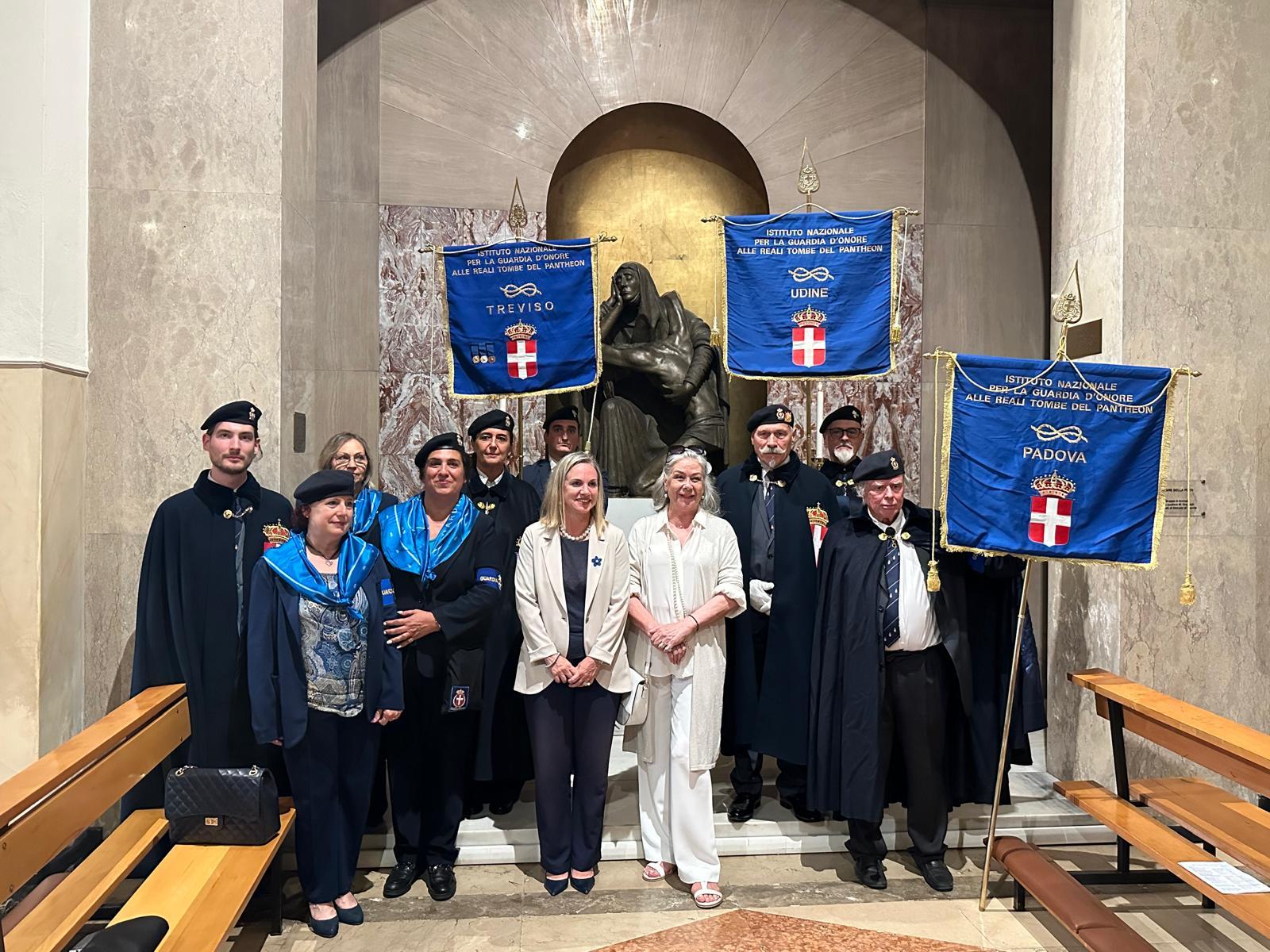 Un momento commuovente al Tempio nazionale dell'internato ignoto