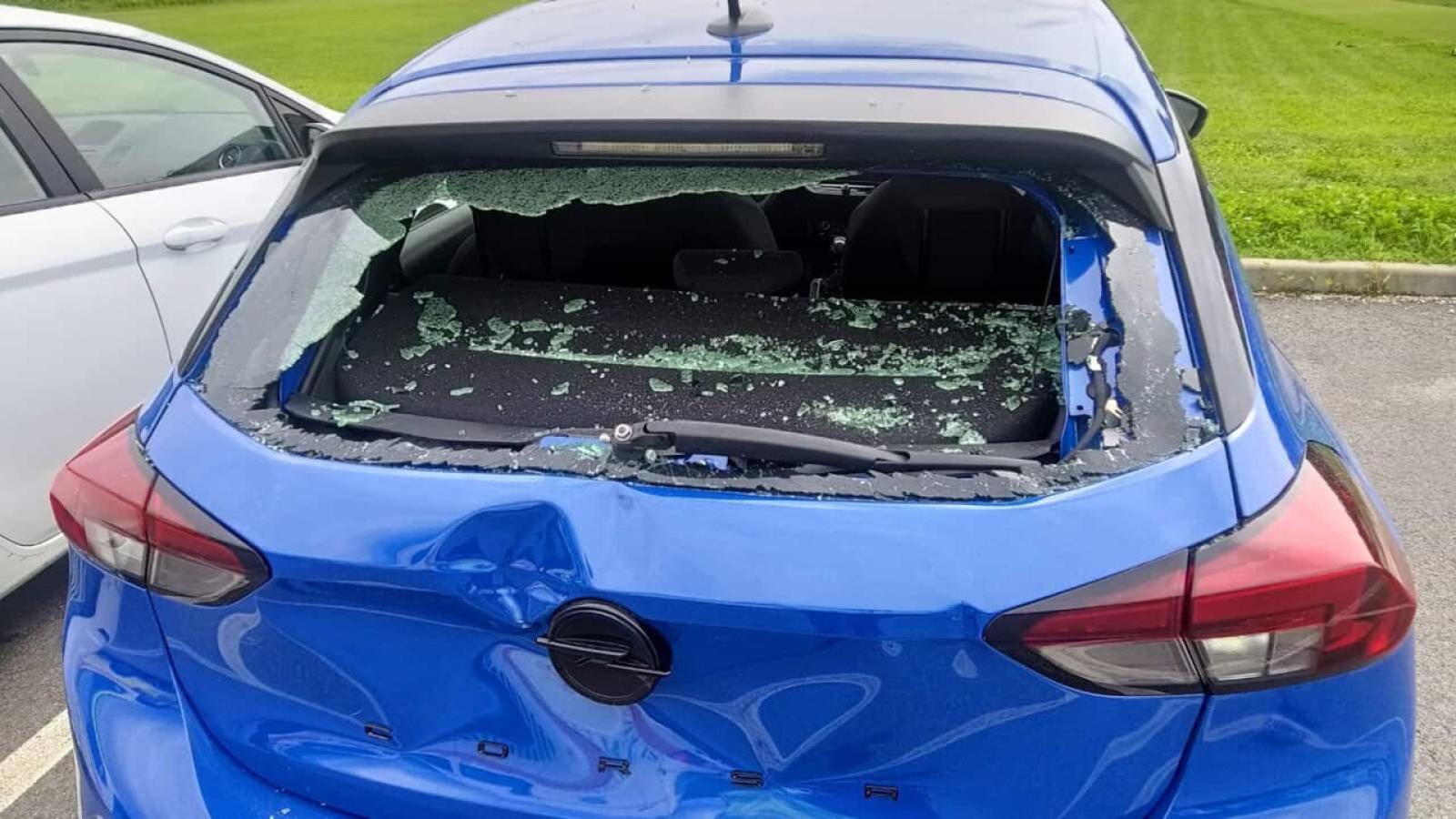 atterraggio troppo corto a borso del grappa: pilota di parapendio sfonda il lunotto di un&rsquo;auto