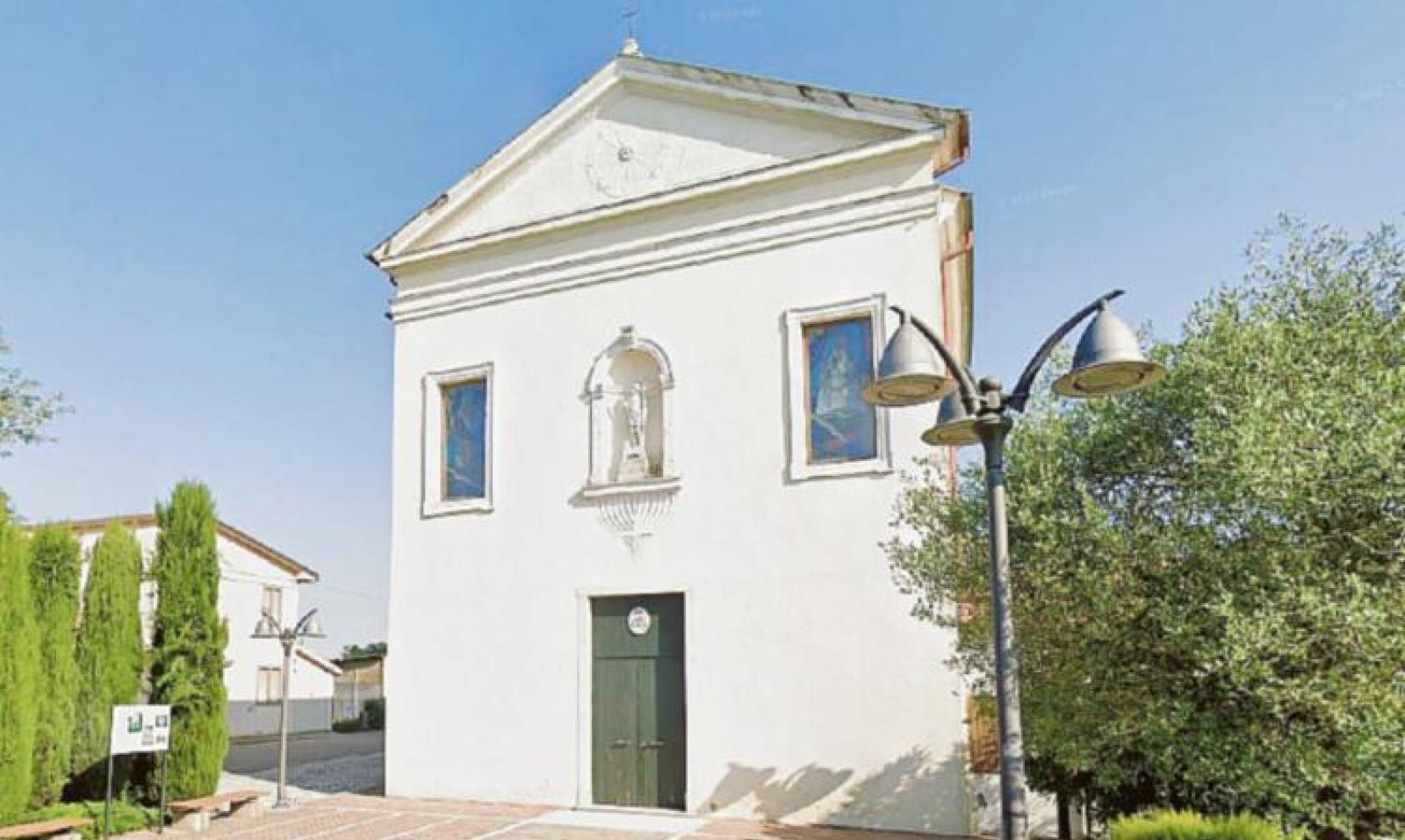 Cadono calcinacci in piazza