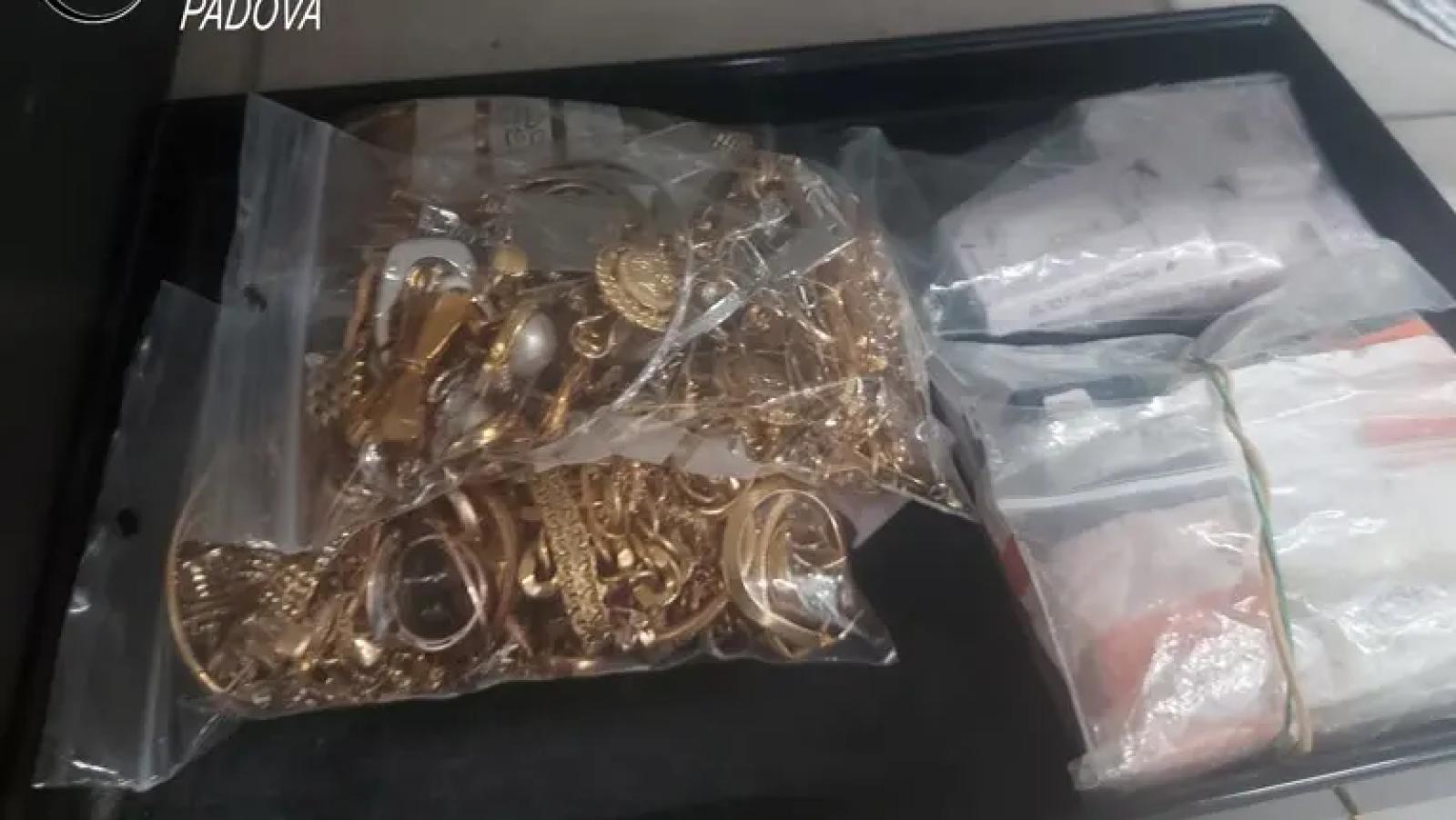 35 chili di gioielli ritrovati: si cercano i proprietari