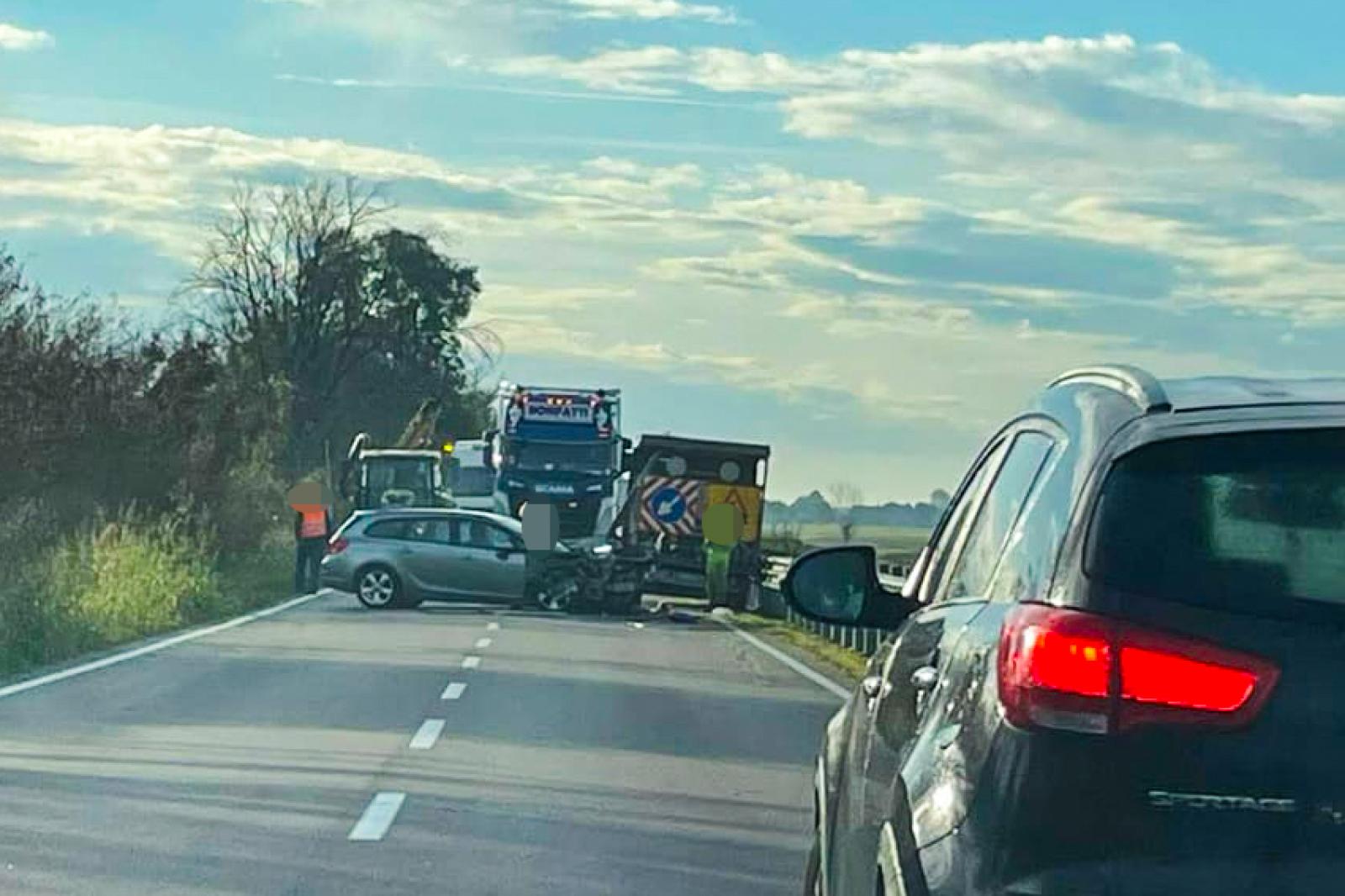 Schianto e strada chiusa