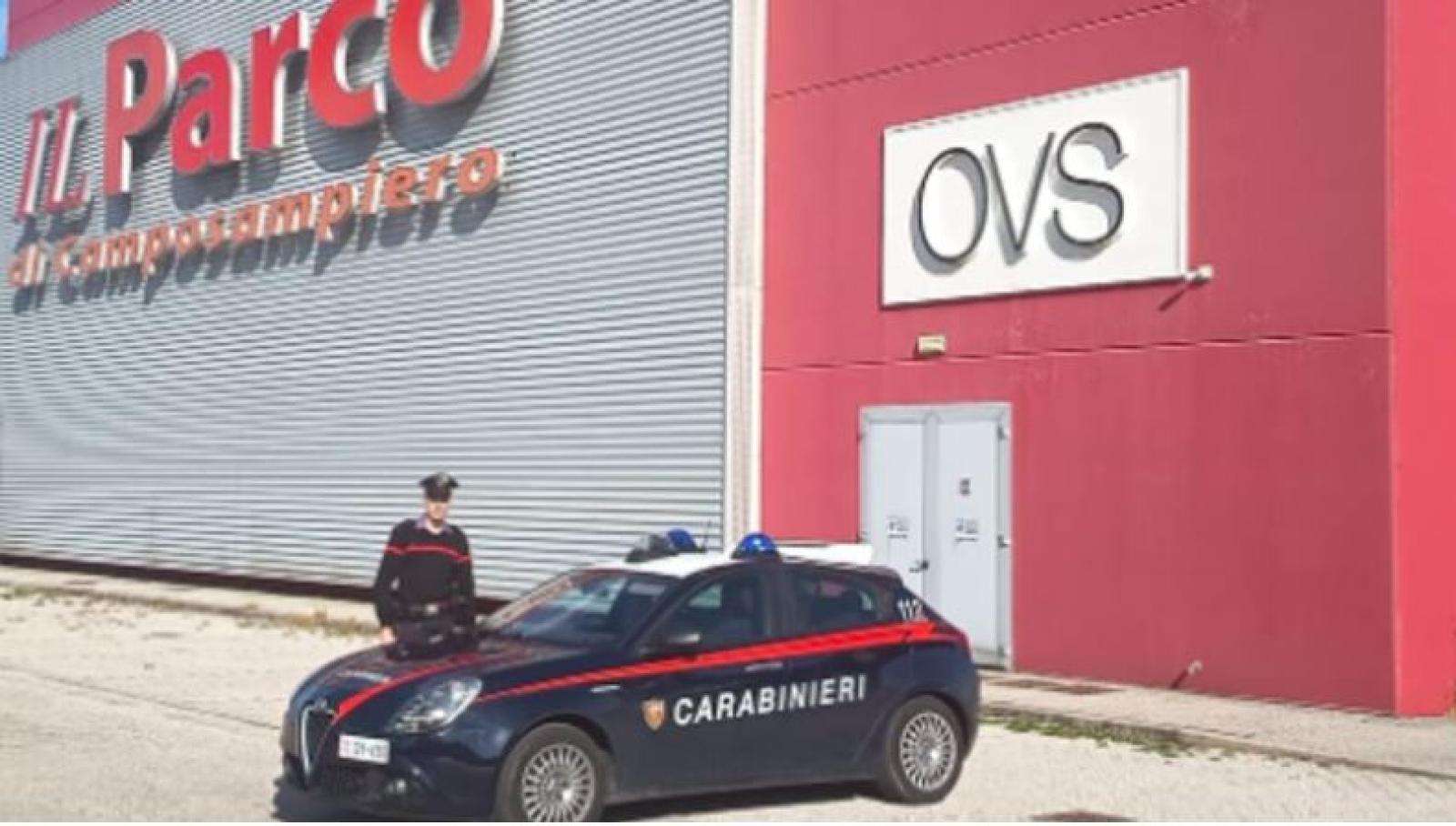 spaccata con ariete al centro commerciale di Camposampiero: razziati profumi di marca nella notte