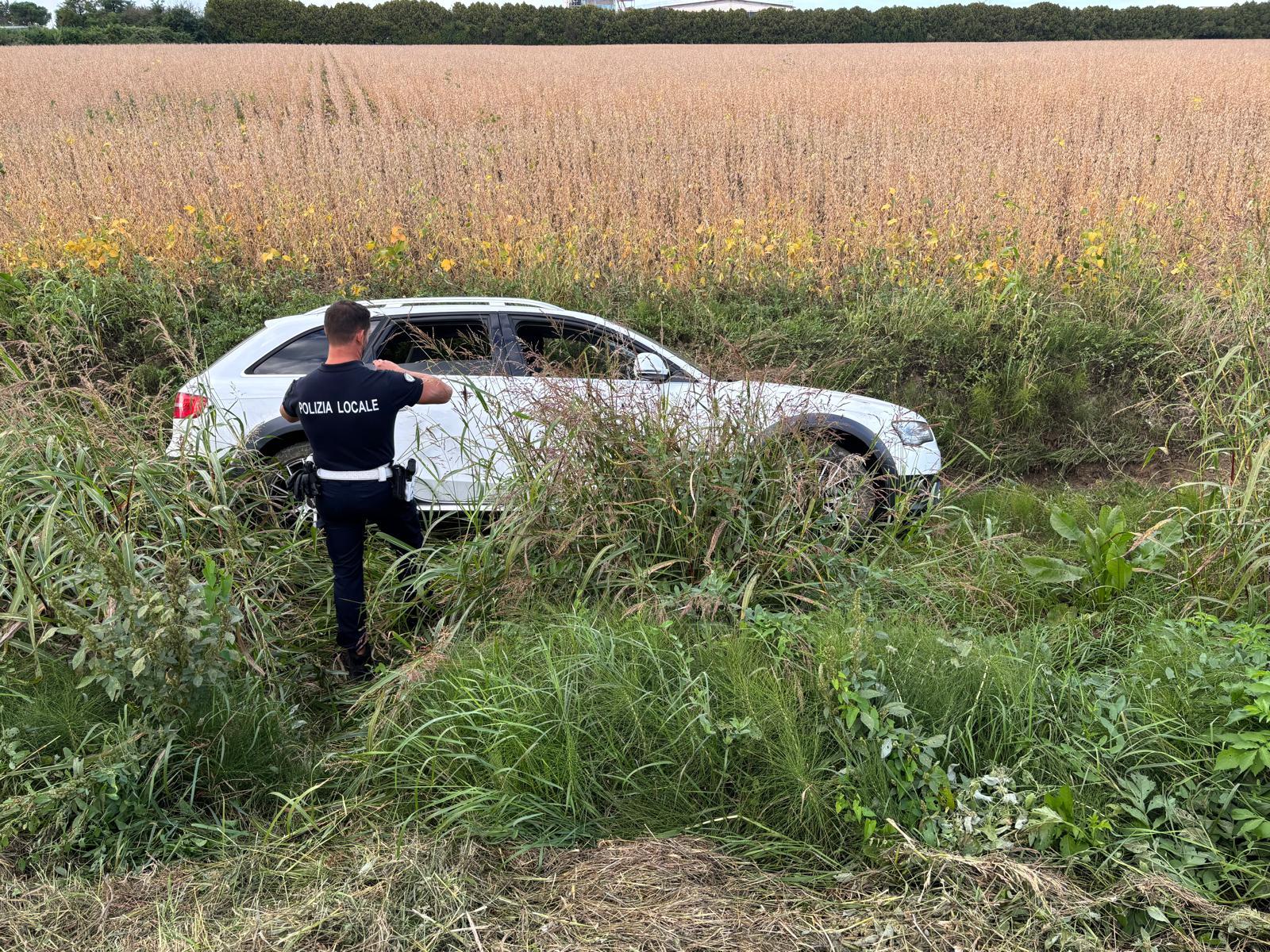Auto fuoristrada alla rotonda dell'ospedale