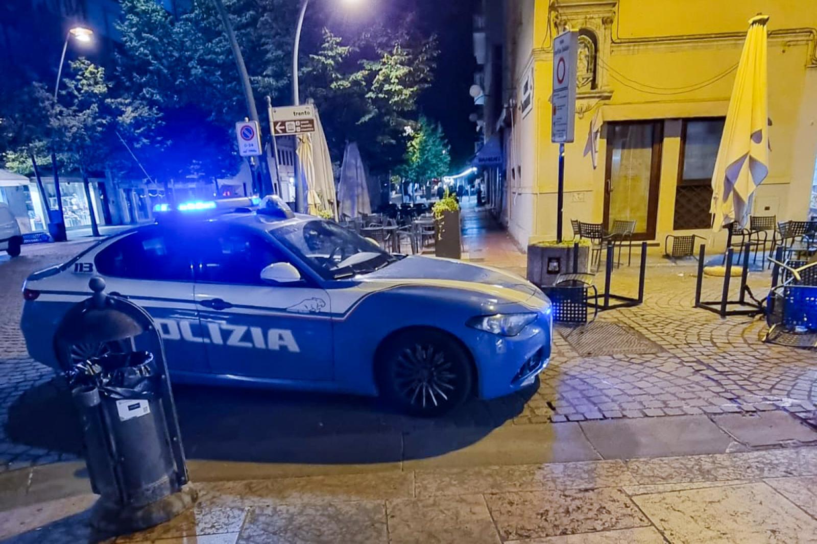 Fuori controllo, devasta il dehor