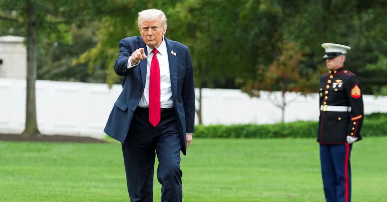 Trump voleva regalare una spada a Re Carlo III