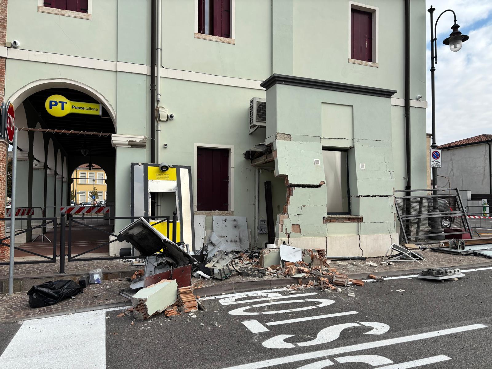Bomba al Postamat: squarciata un'ala del municipio