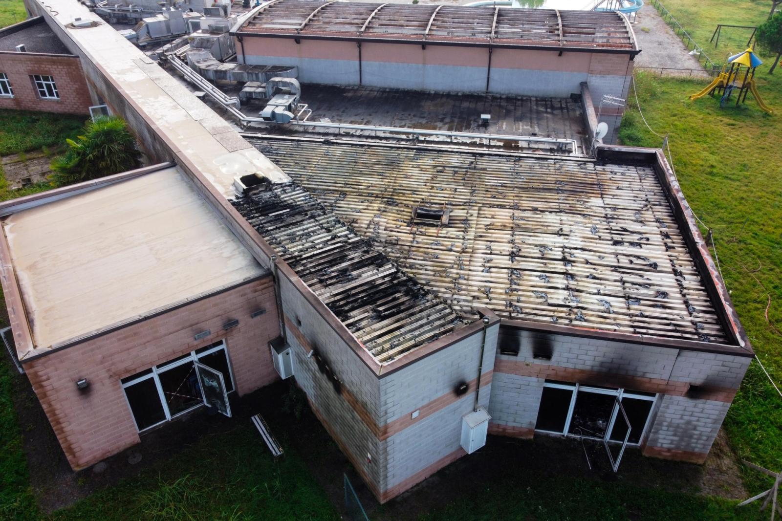 Fiamme in piscina, allarme nella notte