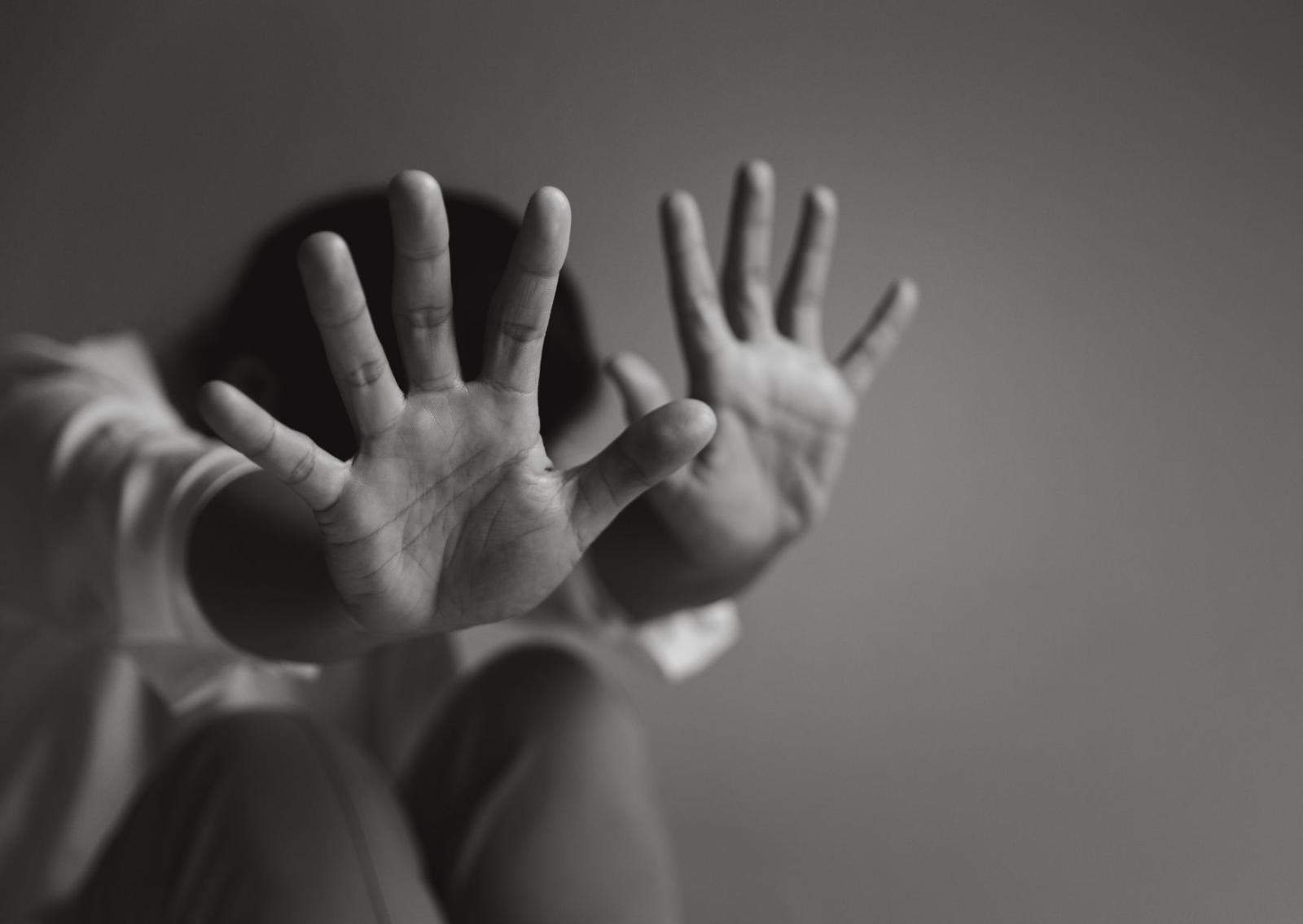 Drammatico, gli spari di lui mentre la compagna scappava