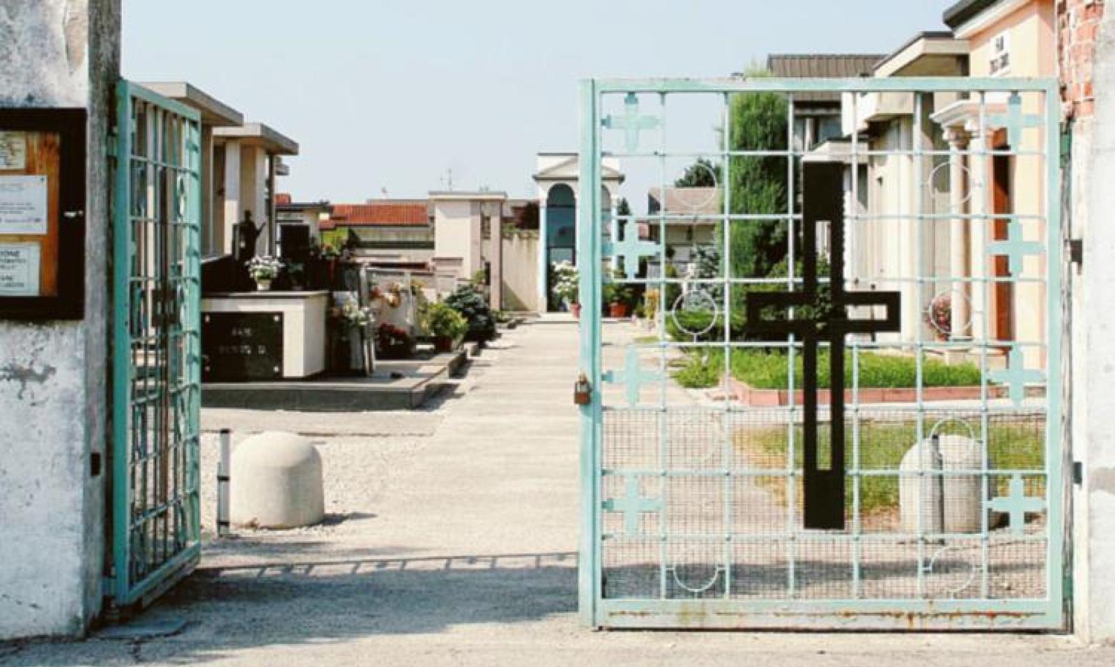 Bagni tutti nuovi al cimitero