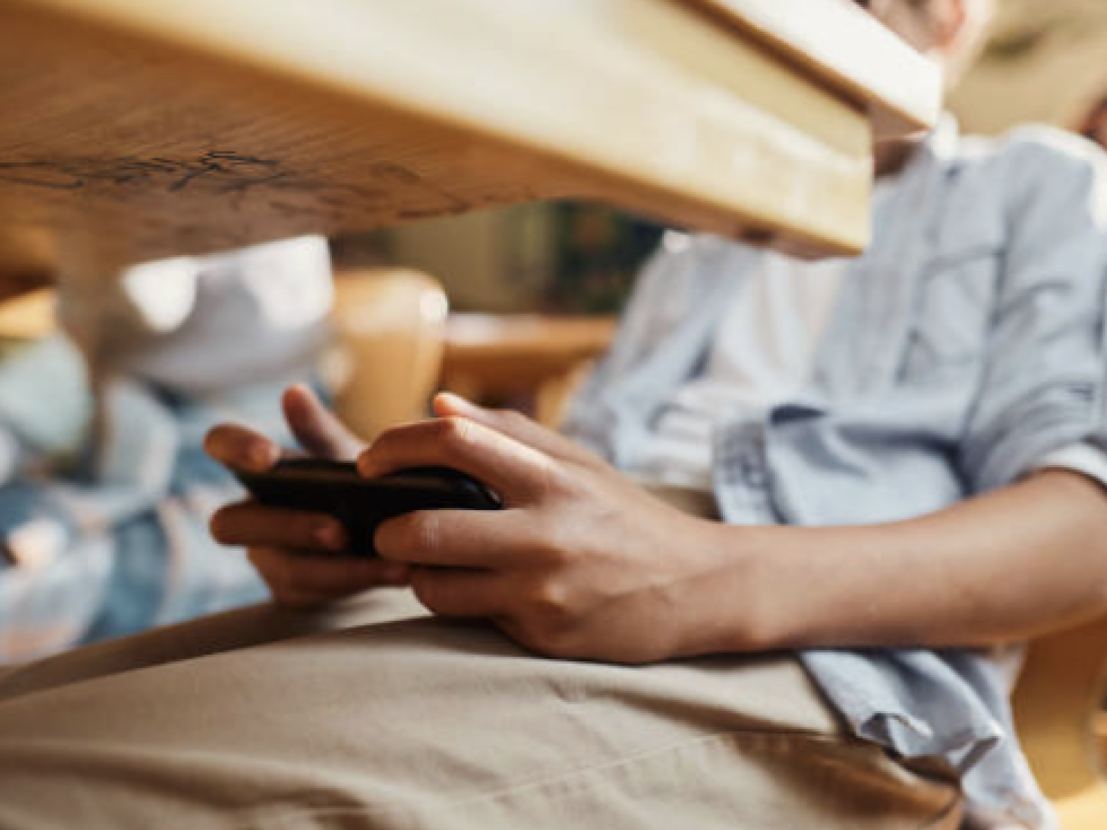 Cellulare in classe: il prof denuncia, risarcimento da 400 euro