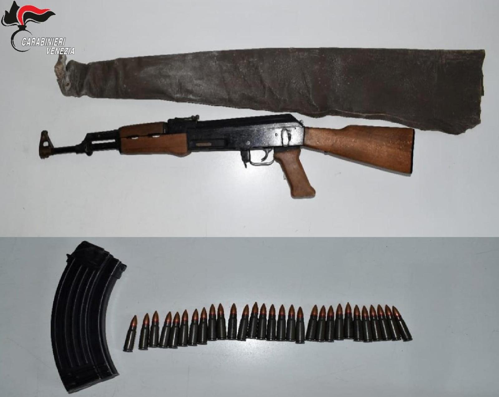 Un verso arsenale in casa: indagini in corso