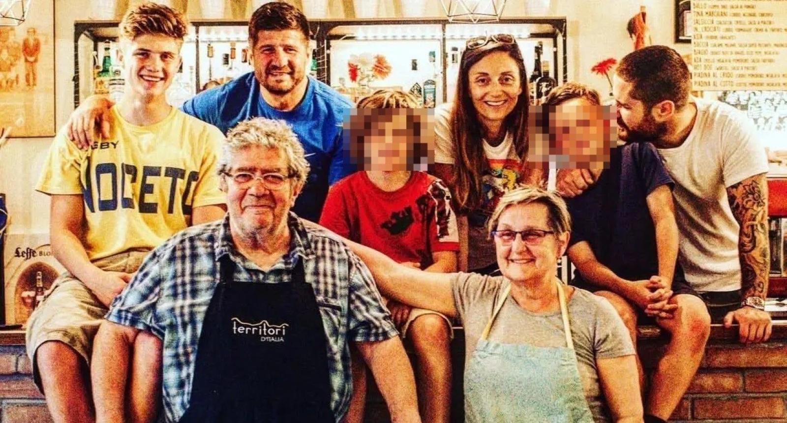 La comunit&agrave; rossobl&ugrave; piange "Mon"