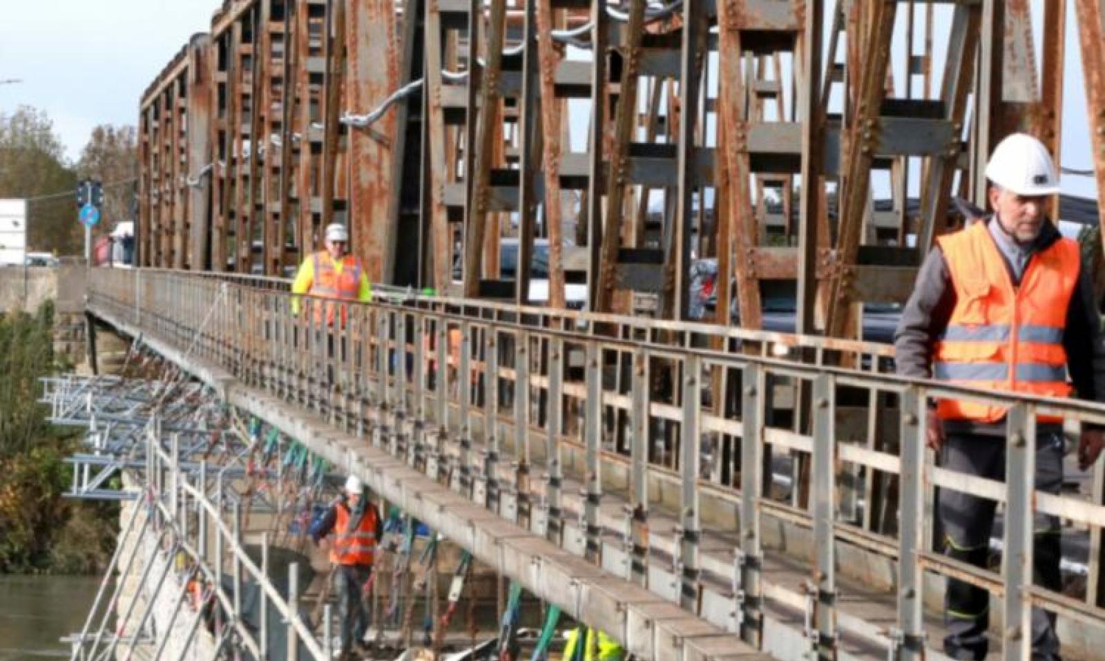 Lavori al ponte, passerella chiusa