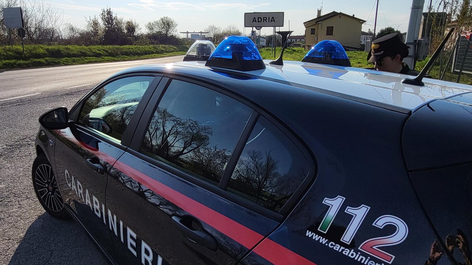 Sperona i carabinieri e forza il posto di blocco