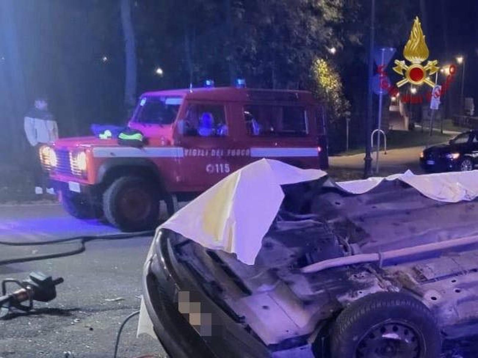 Tragedia ad Asiago: tre giovani perdono la vita in un drammatico schianto contro una fontana