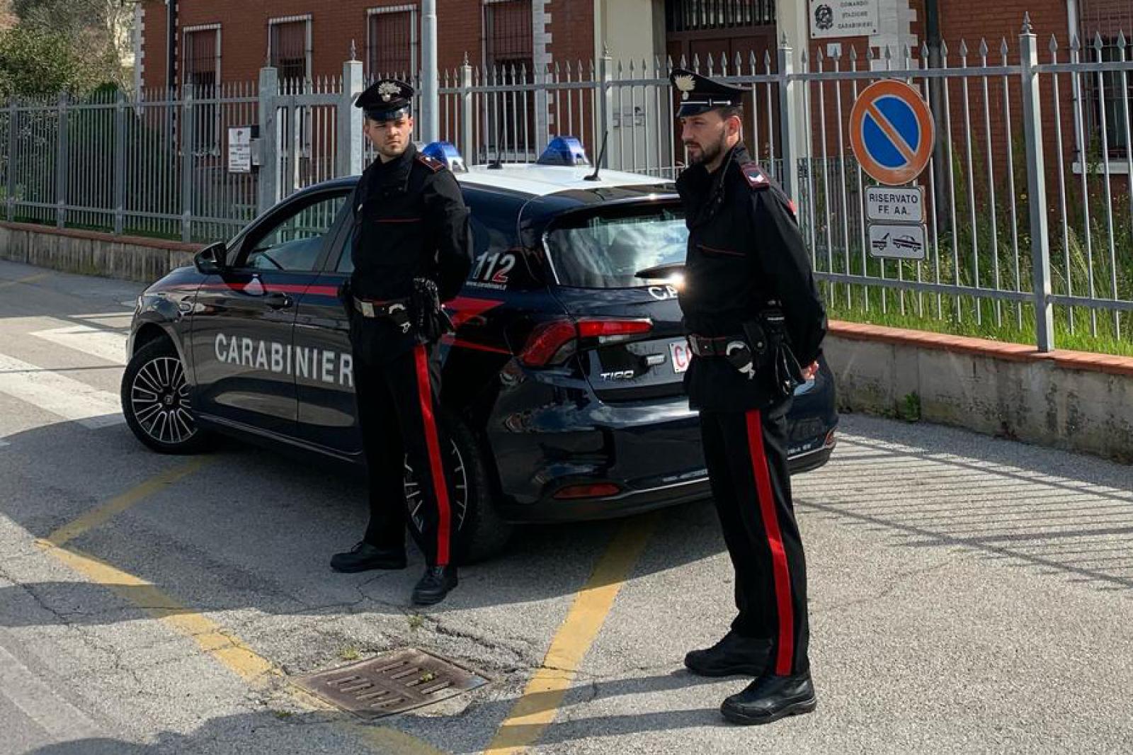 Martellate ai negozi per rubare: preso