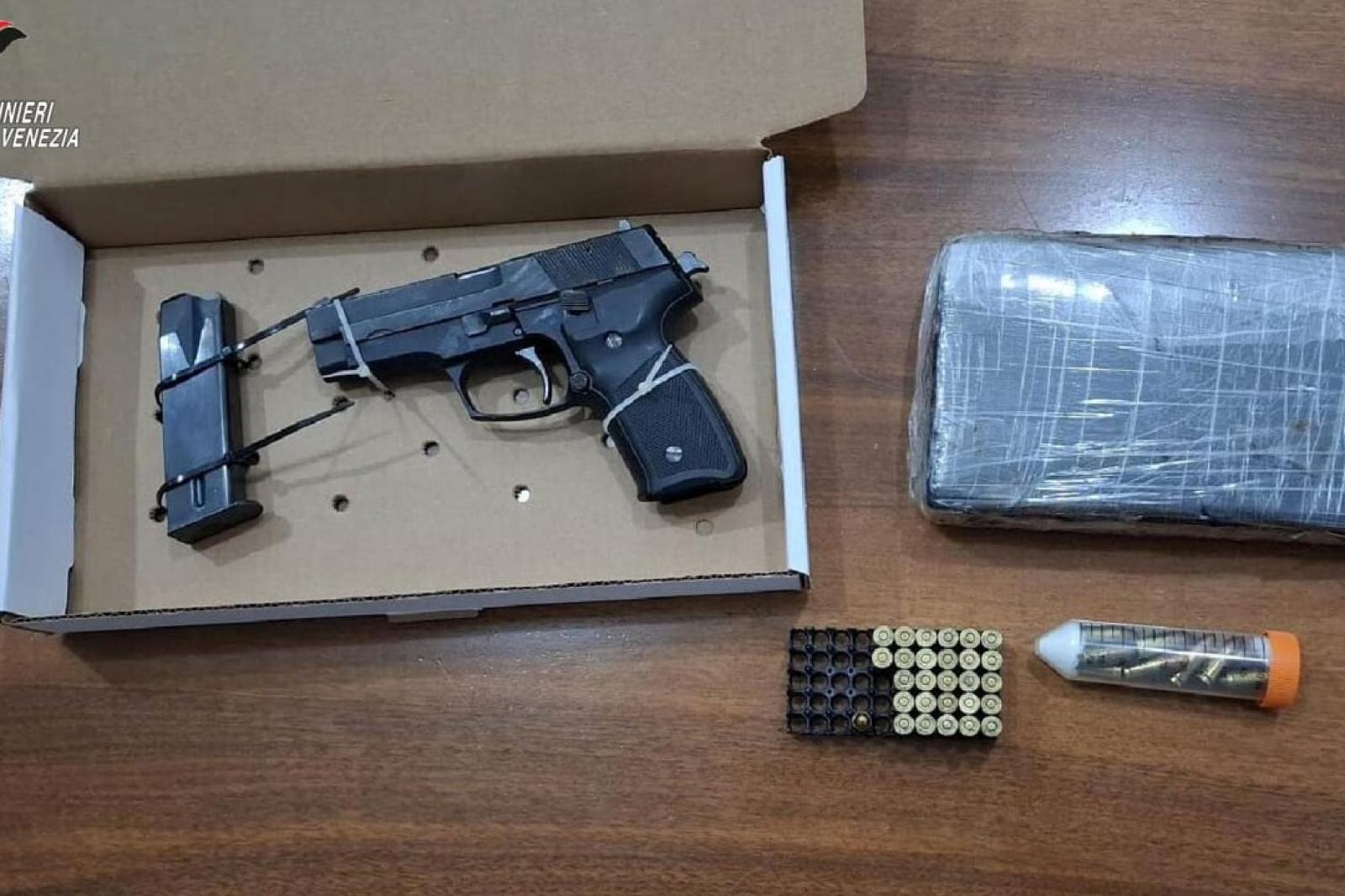 Droga e armi in barca, padre e figlio arrestati